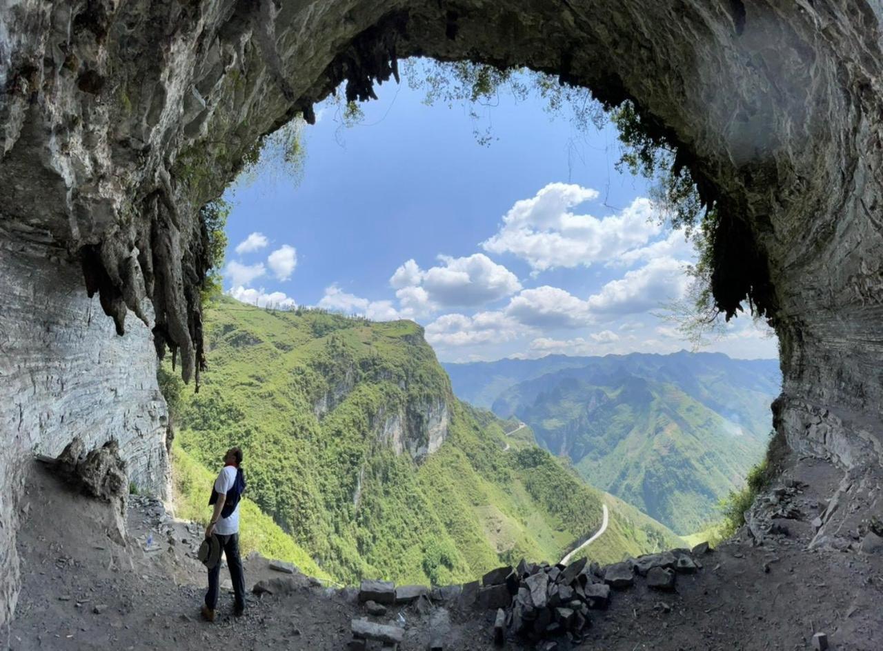 Hotel Yolo Ha Giang Adventures, Motorbike And Loop Tours Exterior foto