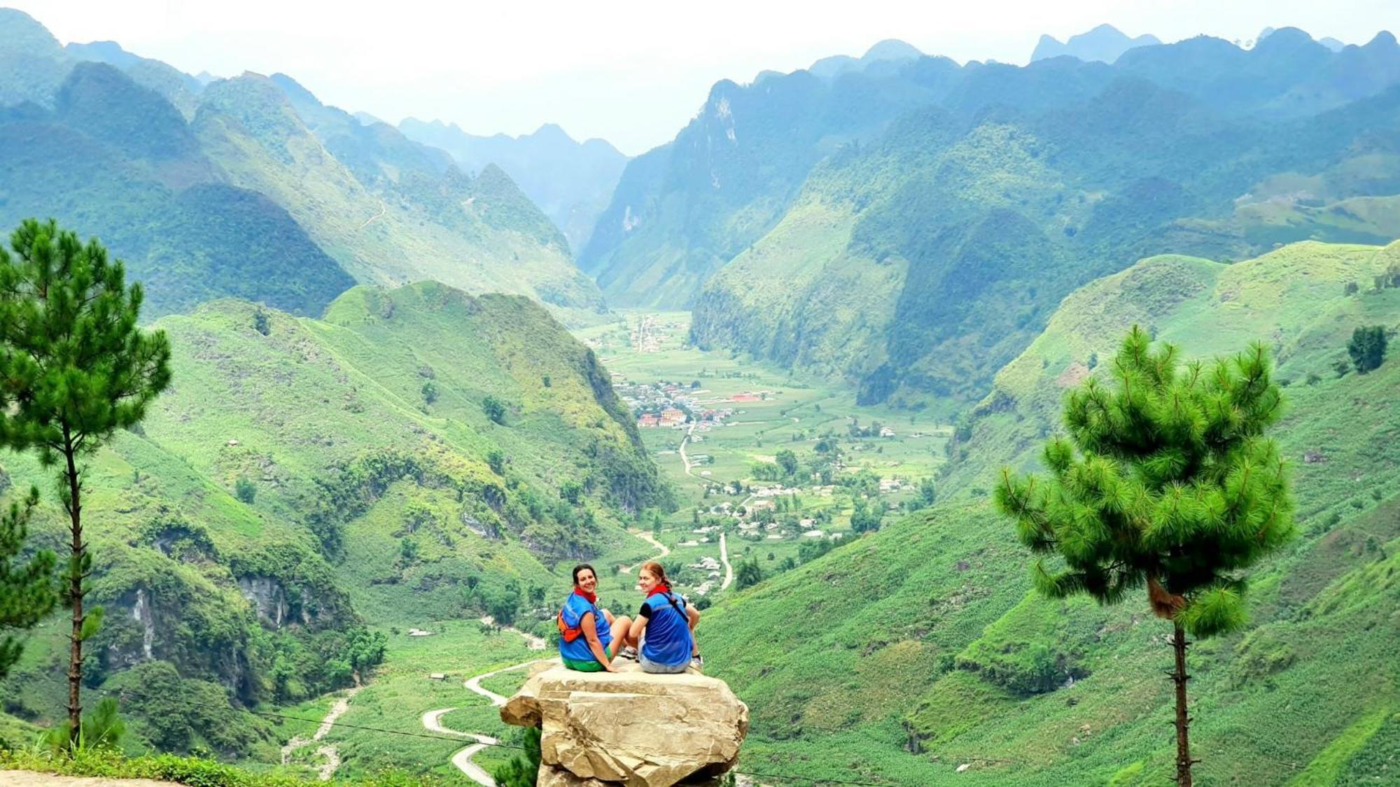 Hotel Yolo Ha Giang Adventures, Motorbike And Loop Tours Exterior foto