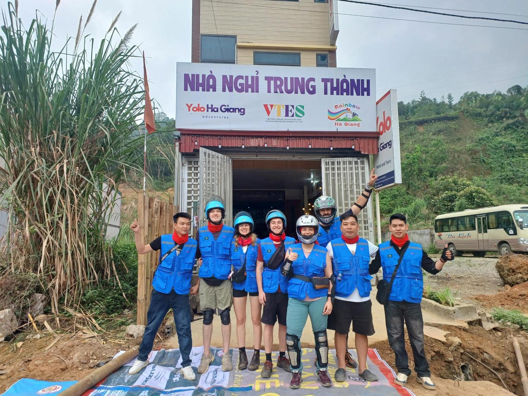 Hotel Yolo Ha Giang Adventures, Motorbike And Loop Tours Exterior foto