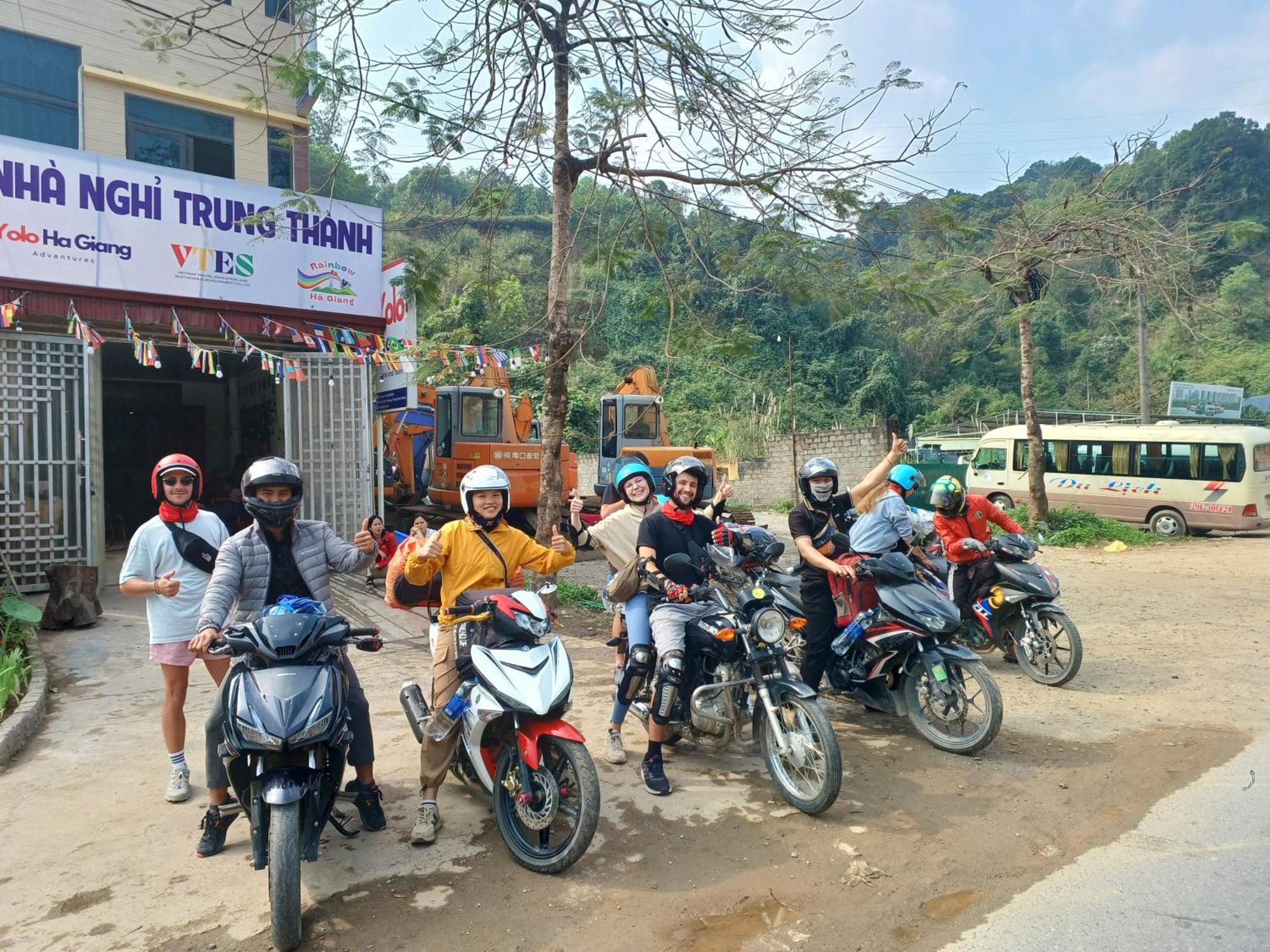 Hotel Yolo Ha Giang Adventures, Motorbike And Loop Tours Exterior foto