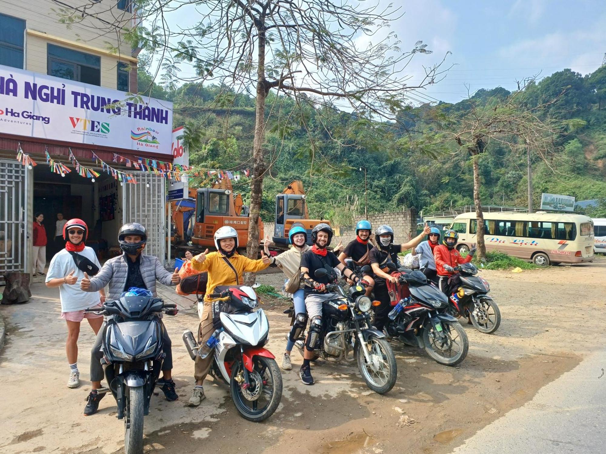 Hotel Yolo Ha Giang Adventures, Motorbike And Loop Tours Exterior foto