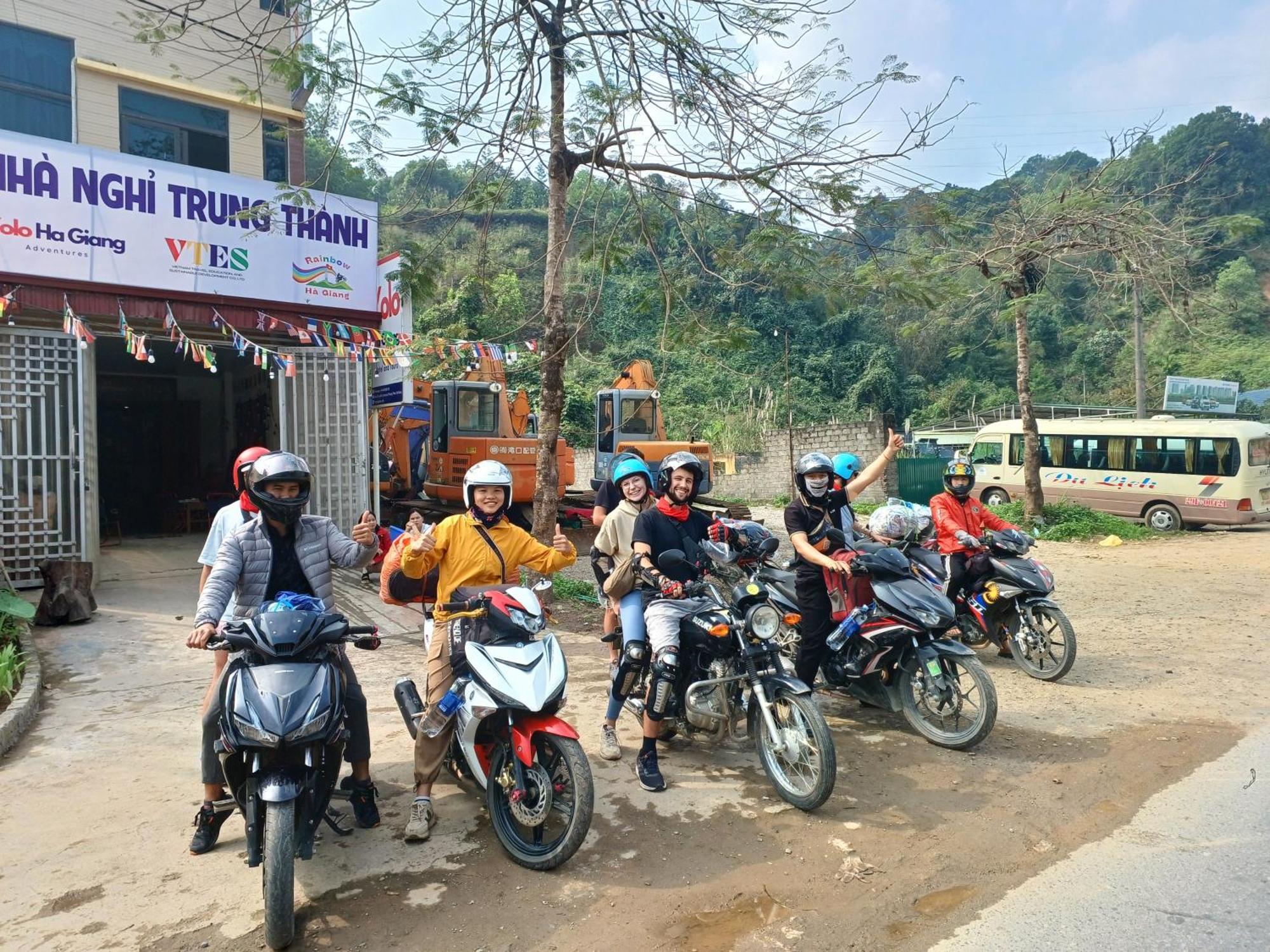 Hotel Yolo Ha Giang Adventures, Motorbike And Loop Tours Exterior foto