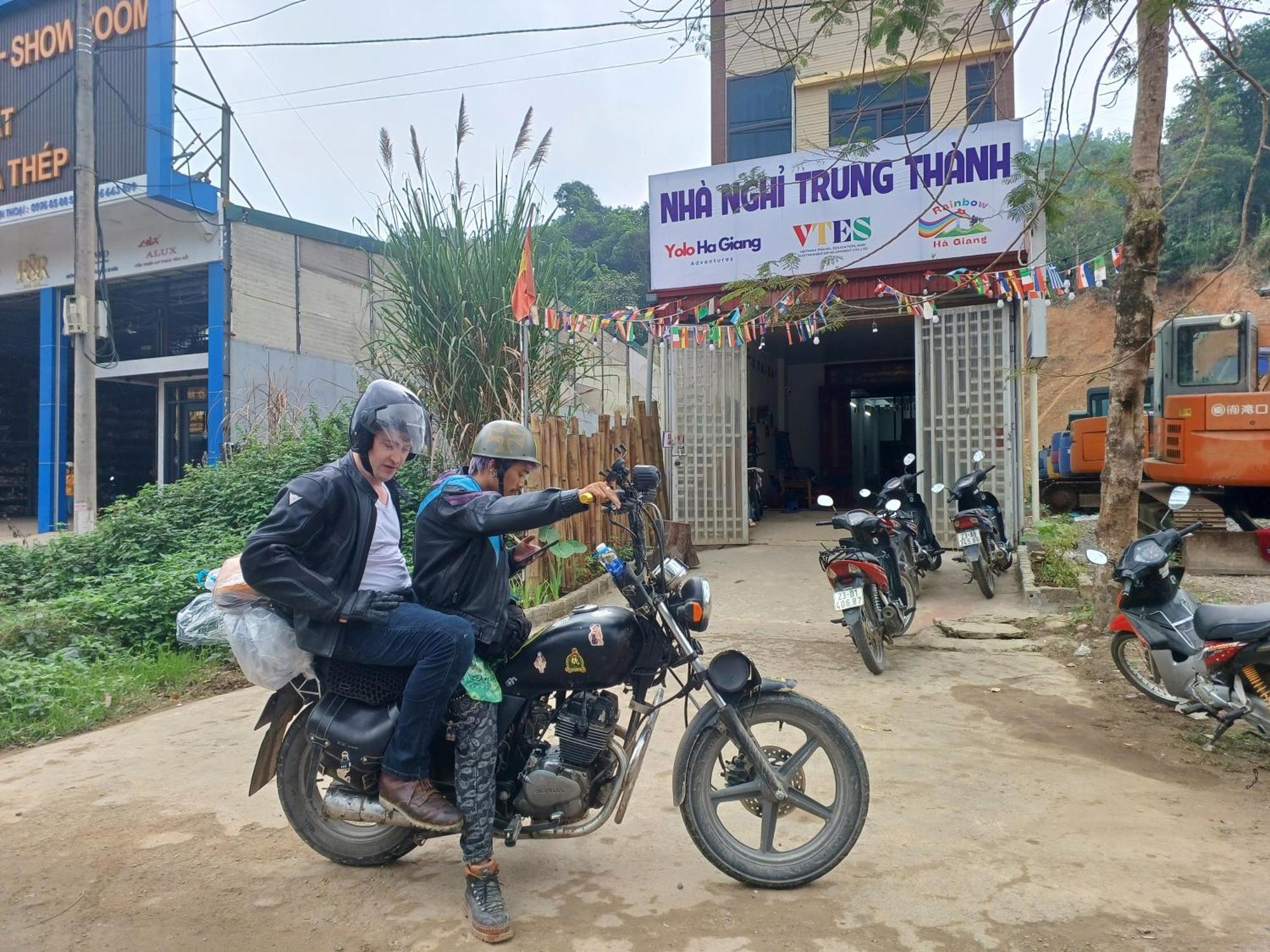 Hotel Yolo Ha Giang Adventures, Motorbike And Loop Tours Exterior foto
