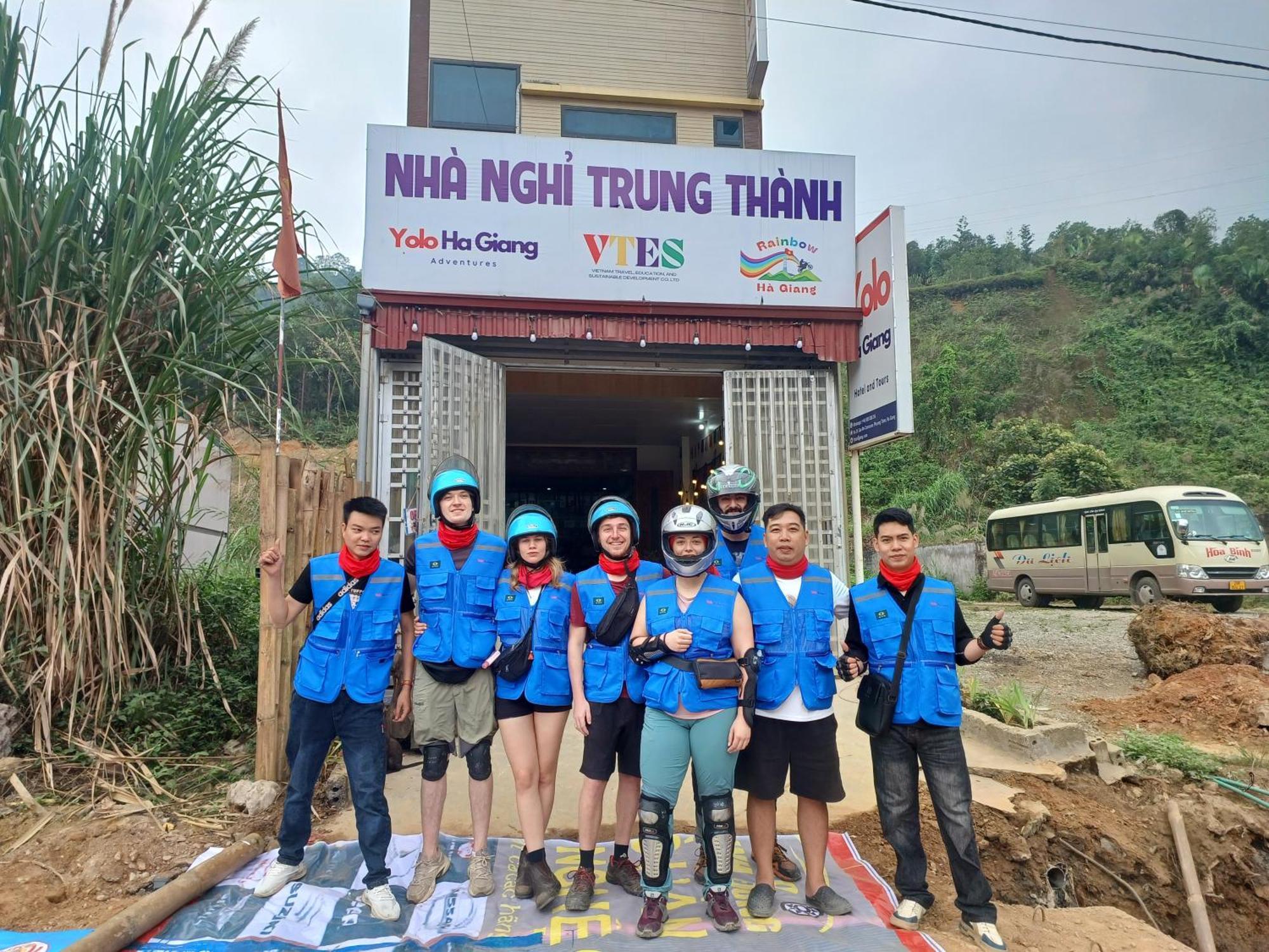Hotel Yolo Ha Giang Adventures, Motorbike And Loop Tours Exterior foto