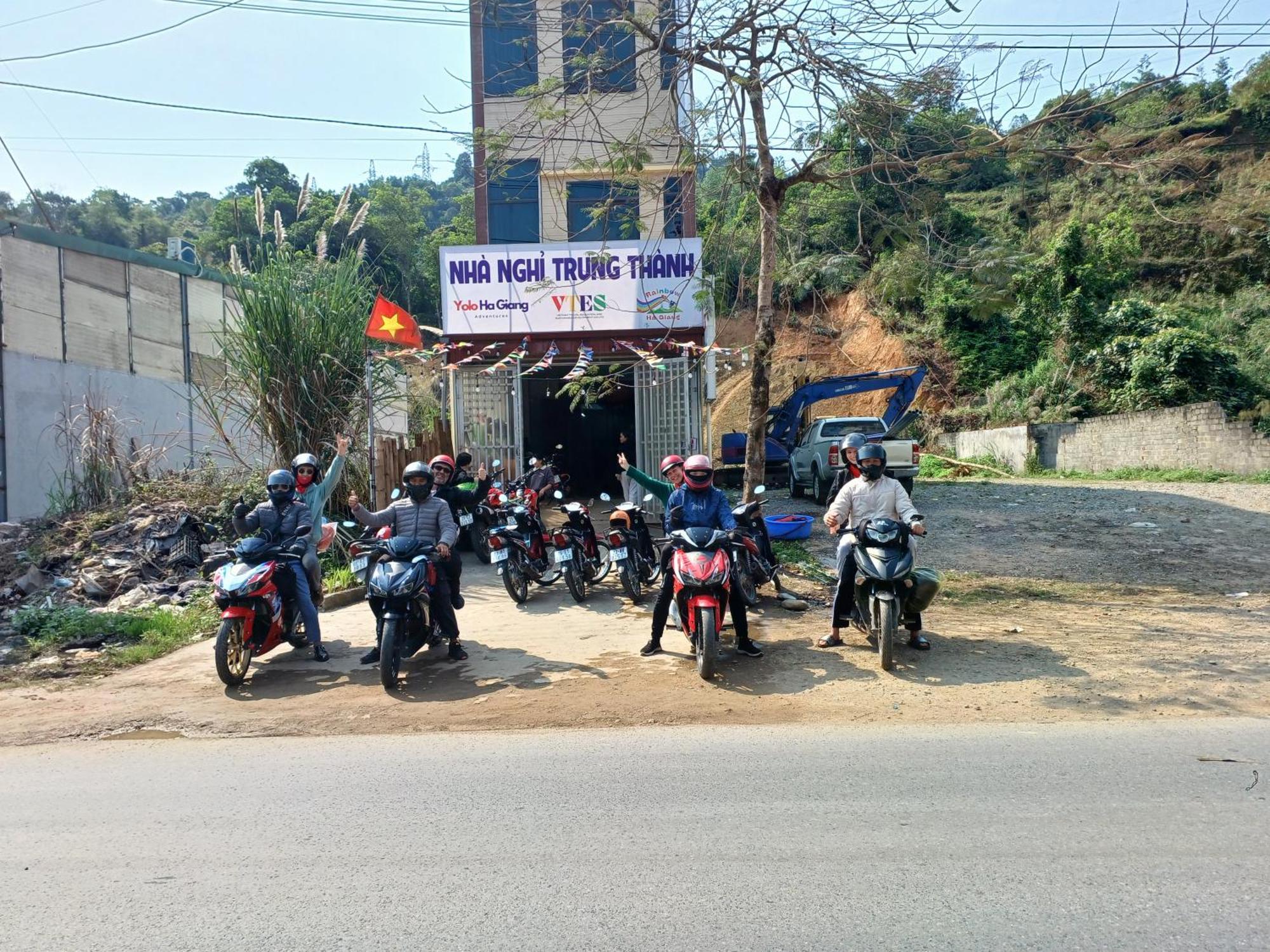 Hotel Yolo Ha Giang Adventures, Motorbike And Loop Tours Exterior foto
